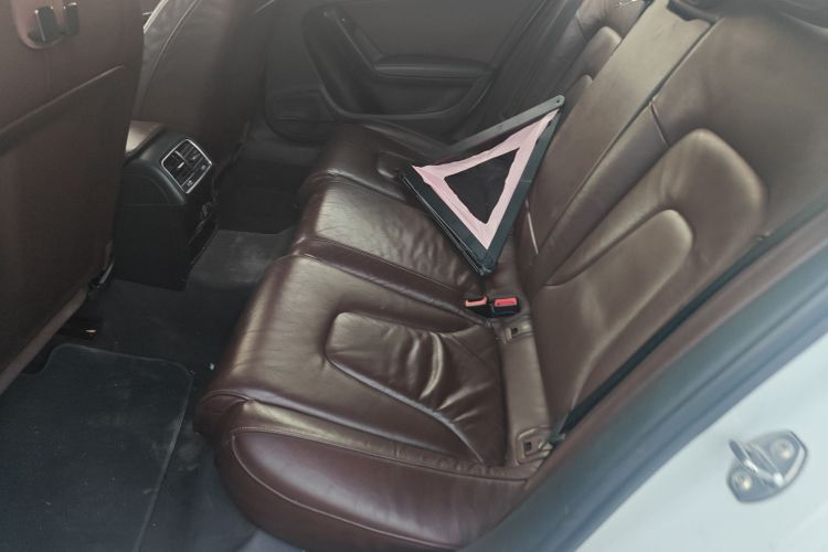 奥迪A4L 2016款 35 TFSI 典藏版 自动标准型中控内饰21