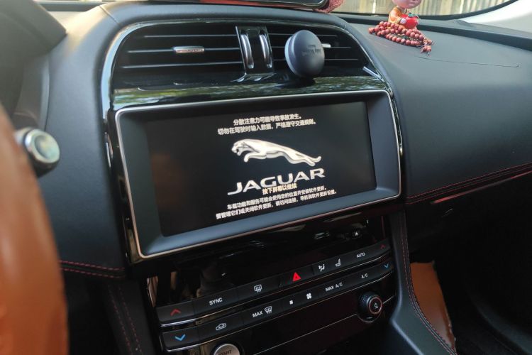 捷豹F-PACE 2018款 改款 2.0T 四驱R-Sport运动版中控内饰16