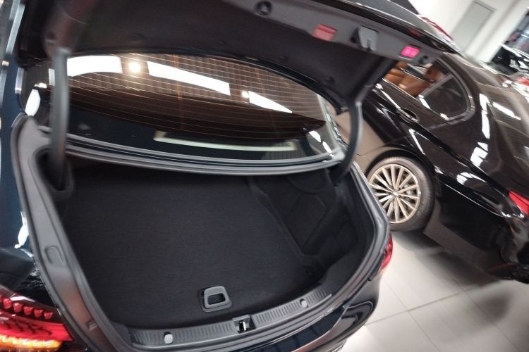 奔驰E级 2022款 改款 E 300 L 豪华型机舱底盘23