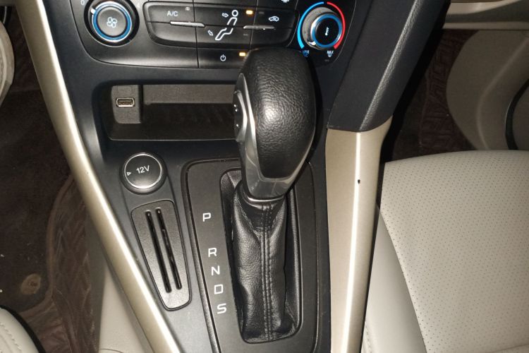 福特 福克斯 2018款 三厢经典 1.6L 自动舒适型智行版中控内饰18