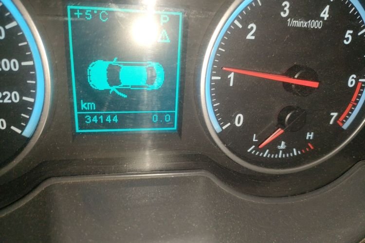 中华H530 2017款 1.6L 自动舒适型中控内饰15