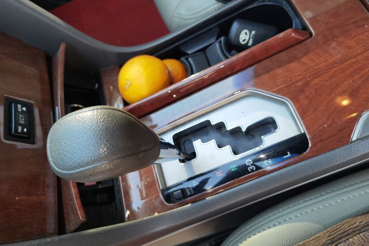 丰田 凯美瑞 2013款 200E 经典精英版中控内饰18