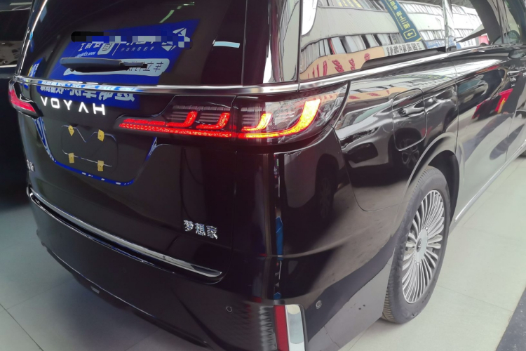 岚图汽车 岚图梦想家 2025款 PHEV 四驱尊贵鲲鹏版车身外观9