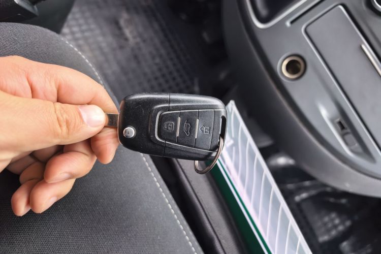 上汽大通MAXUS 新途V80 2019款 2.5T经典款6挡手动傲运通改款短轴超低顶5/6座中控内饰11