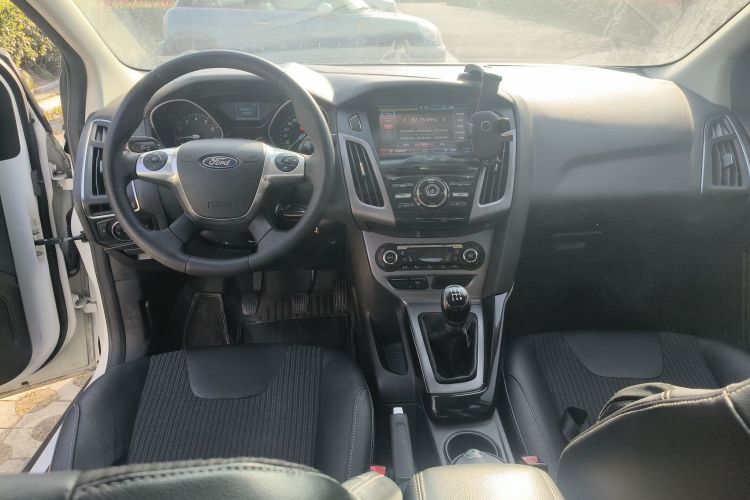 福特 福克斯 2012款 三厢 1.6L 手动风尚型中控内饰12