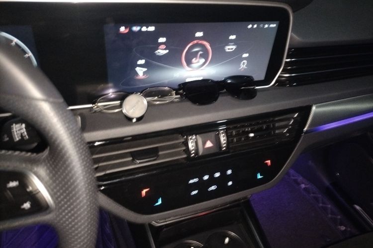 红旗HS5 2022款 改款 2.0T 智联旗享版中控内饰16