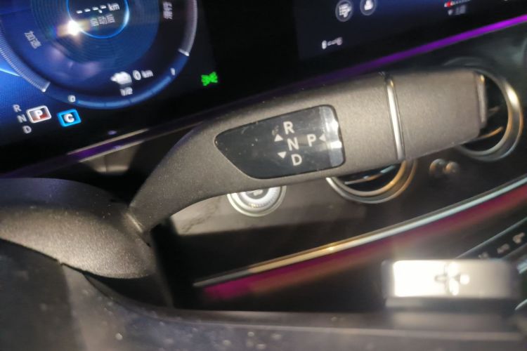 奔驰E级新能源 2021款 E 350 e L 插电式混合动力运动轿车中控内饰18