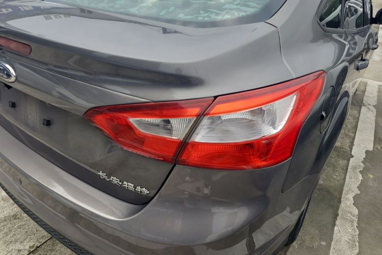 福特 福克斯 2012款 三厢 1.6L 自动风尚型车身外观6006