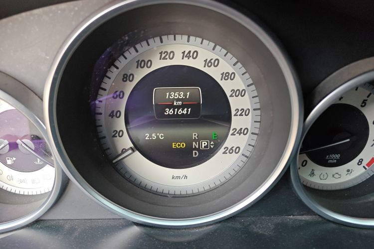 奔驰E级 2015款 改款 E 260 L 运动型中控内饰15