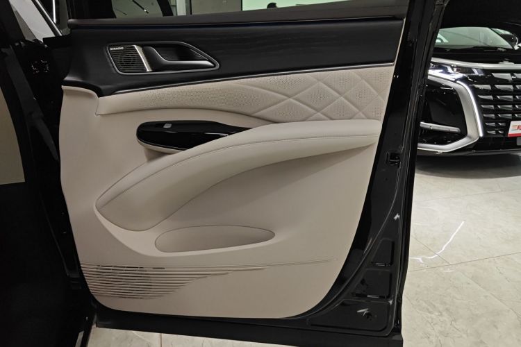 腾势D9 2024款 DM-i 980 四驱旗舰型中控内饰42