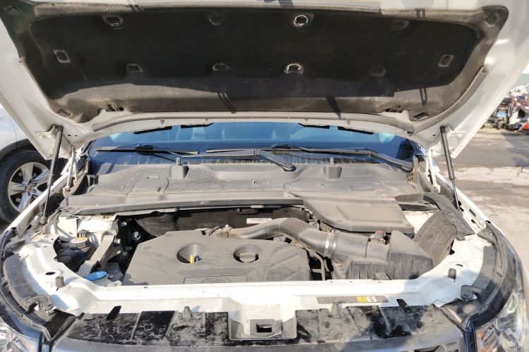 路虎 发现神行 2016款 2.0T SE机舱底盘24