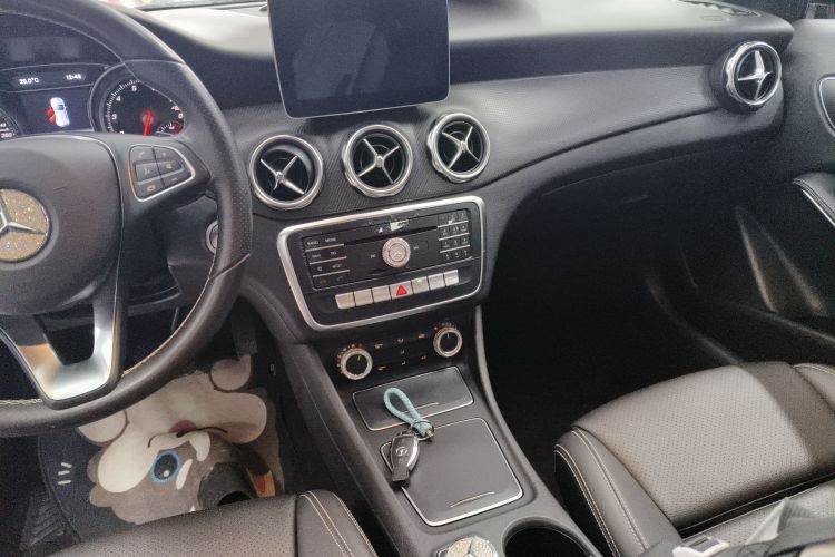 奔驰GLA 2018款 GLA 200 动感型中控内饰16