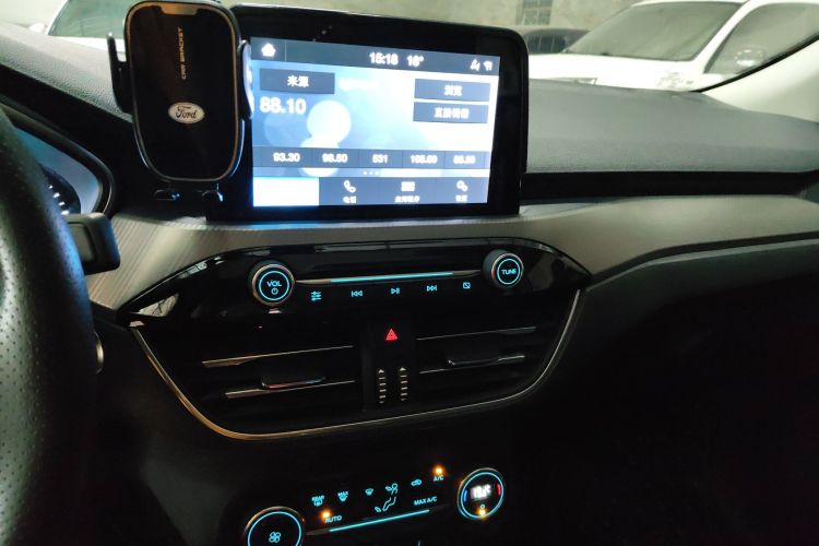 福特 福克斯 2020款 三厢 EcoBoost 180 自动锋潮型中控内饰16
