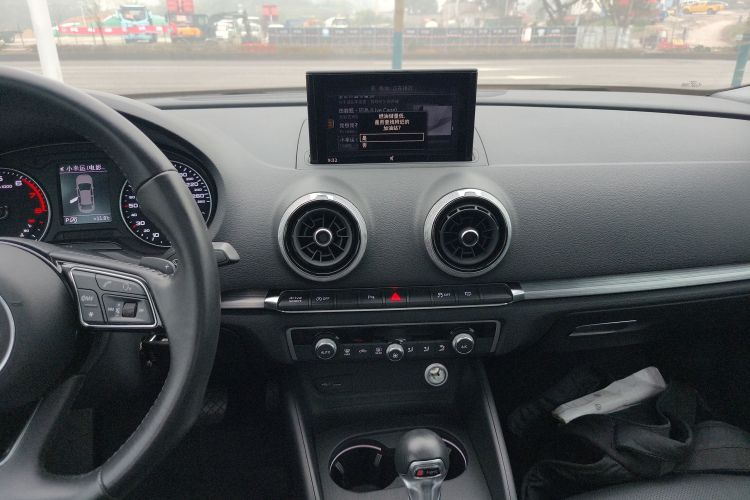 奥迪A3 2018款 30周年年型 Limousine 35 TFSI 运动型中控内饰16