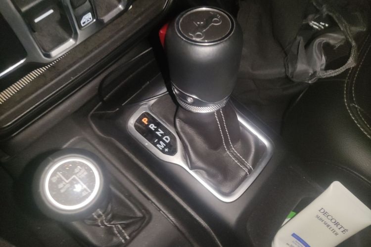 Jeep 牧马人 2018款 2.0T Sahara 四门版中控内饰18