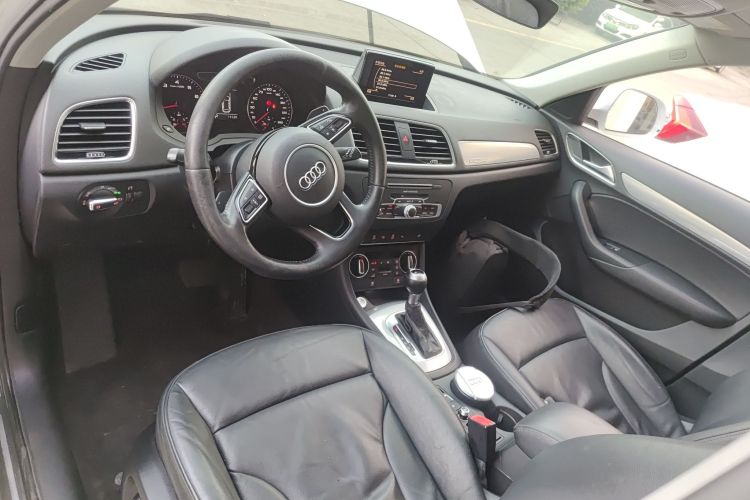 奥迪Q3 2016款 35 TFSI quattro 全时四驱风尚型中控内饰7002