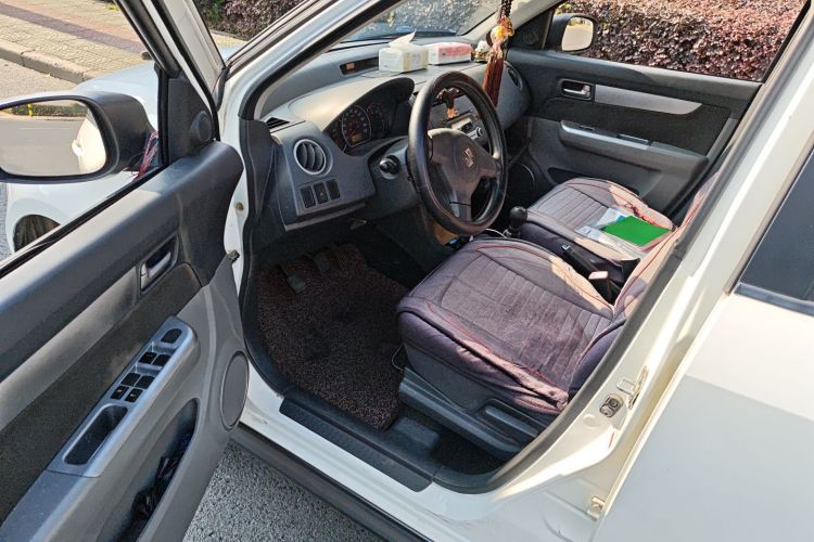 铃木 雨燕 2014款 1.5L 手动时尚型中控内饰20