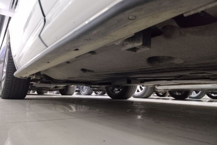 路虎 发现运动版 2020款 249PS R-Dynamic 性能科技版 7座机舱底盘30