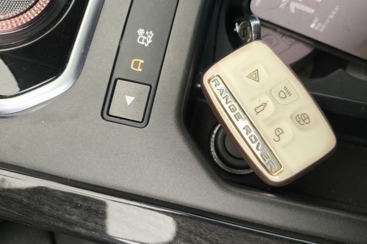 路虎 揽胜极光(进口) 2015款 2.0T 5门耀享版中控内饰7001