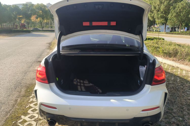 宝马1系 2021款 改款 125i M运动曜夜版机舱底盘23