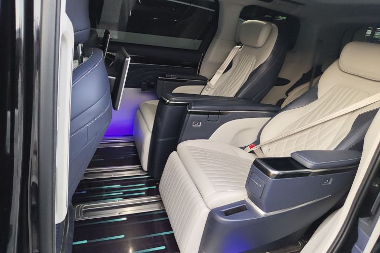 上汽大通MAXUS 大通G90 2022款 2.0T 星际七座版中控内饰7004