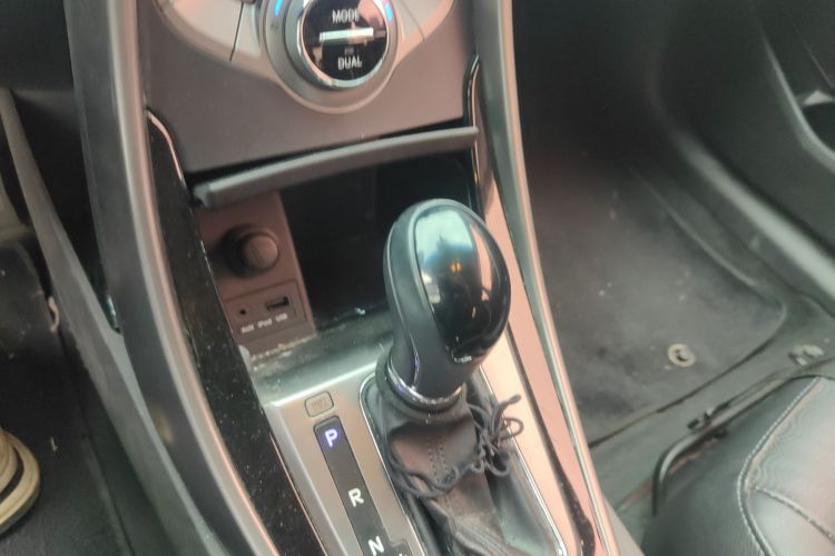 现代 朗动 2013款 1.6L 自动尊贵型局部细节18