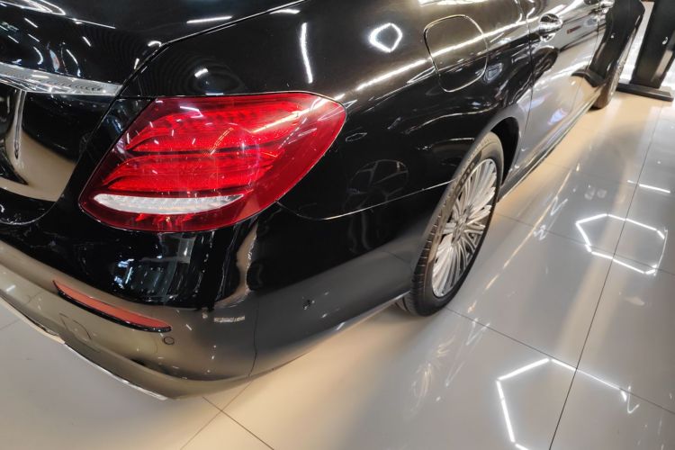 奔驰E级 2020款 改款 E 300 L 运动时尚型车身外观9