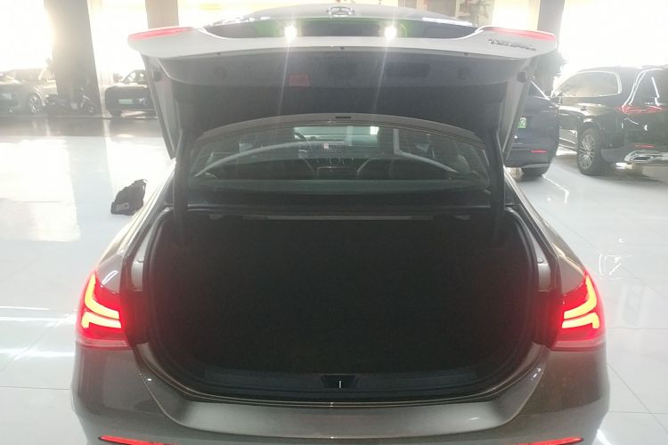 奔驰A级 2019款 A 200 L 运动轿车机舱底盘23