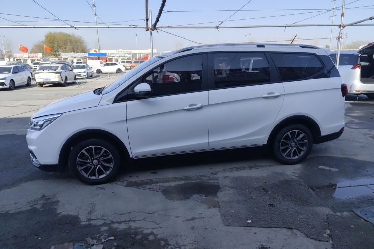 宝骏730 2021款 1.5T CVT时尚型 7座车身外观4