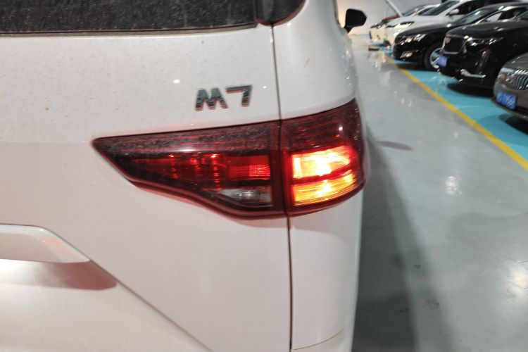 BAW北汽制造 锐胜王牌M7 2023款 2.0L 自动长轴创享型 7座车身外观9