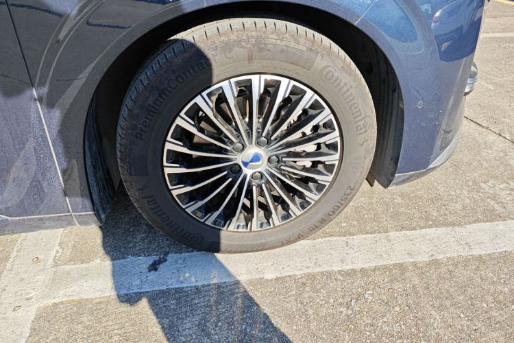 腾势D9 2024款 EV 600 四驱旗舰型车身外观10