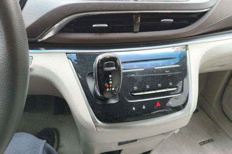 别克GL8 2021款 陆上公务舱 652T 舒适型中控内饰18