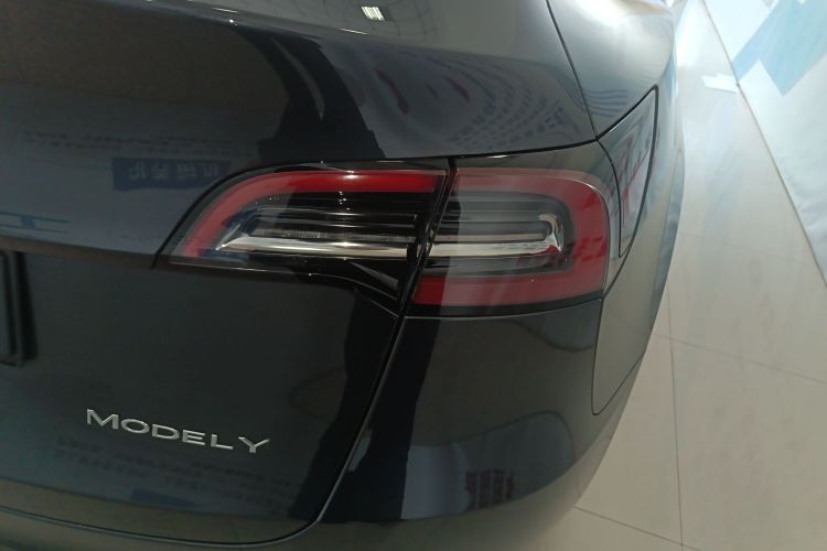 特斯拉 Model Y 2024款 长续航全轮驱动版车身外观9