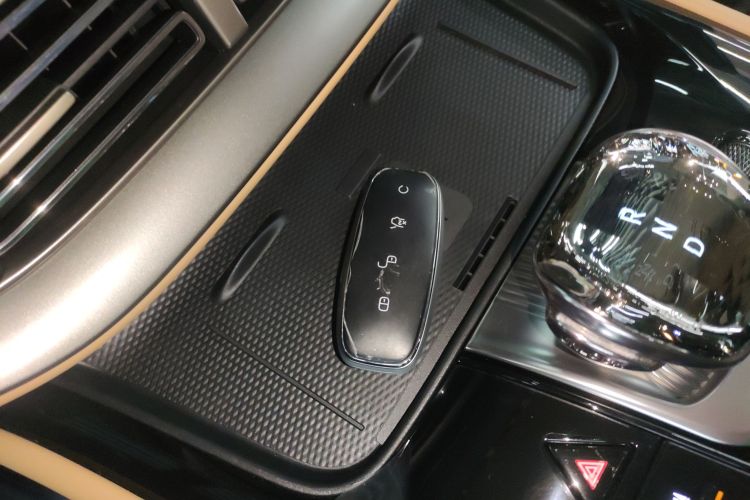 腾势D9 2024款 DM-i 980 四驱尊贵型中控内饰11