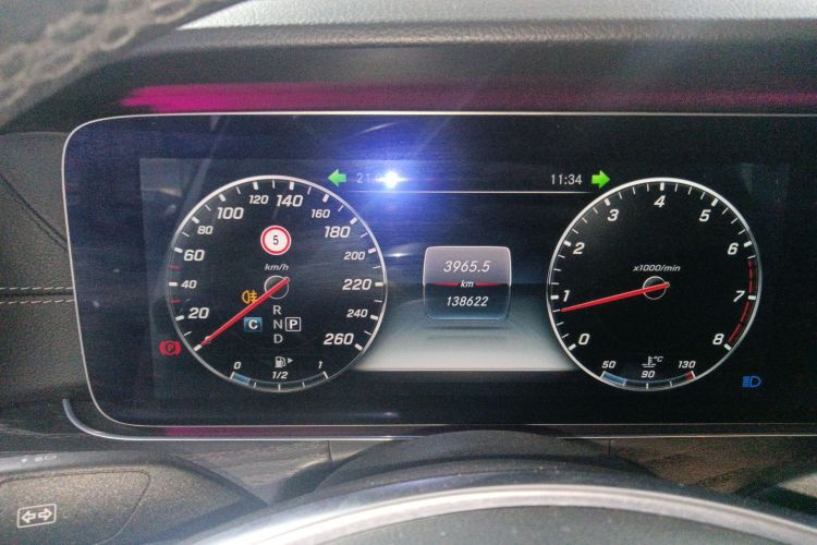 奔驰E级 2016款 E 300 L 运动豪华型中控内饰14