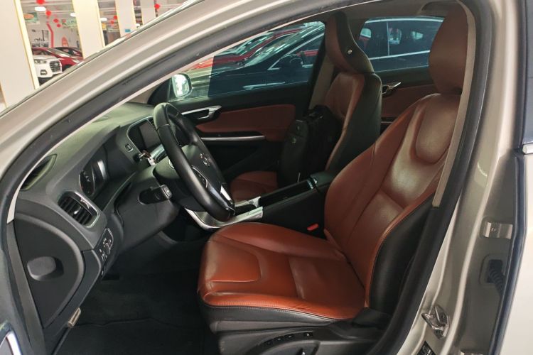 沃尔沃S60 2019款 S60L T3 智进版中控内饰19