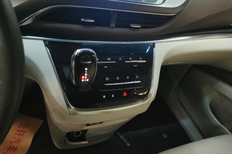 别克GL8 2023款 陆上公务舱 舒适型中控内饰18