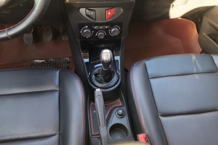 雪铁龙 世嘉 2016款 经典 三厢 1.6L 手动品尚型中控内饰18