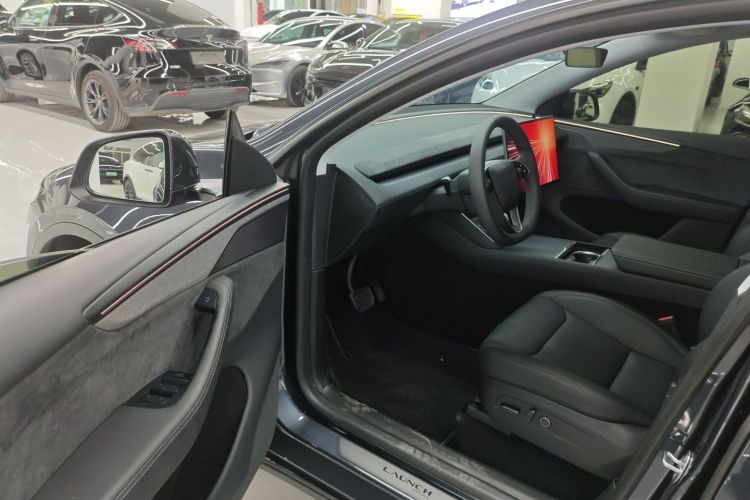 特斯拉 Model Y 2025款 长续航全轮驱动 首发版中控内饰7003