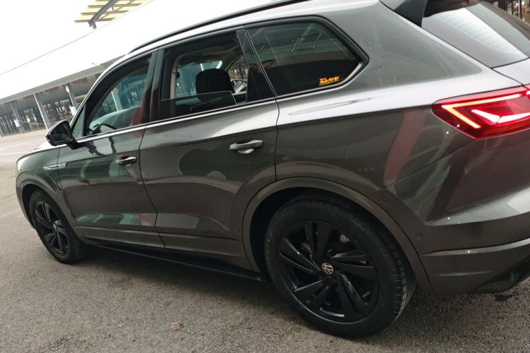 大众 途锐 2021款 3.0TSI 锐享版 曜黑运动套装车身外观4