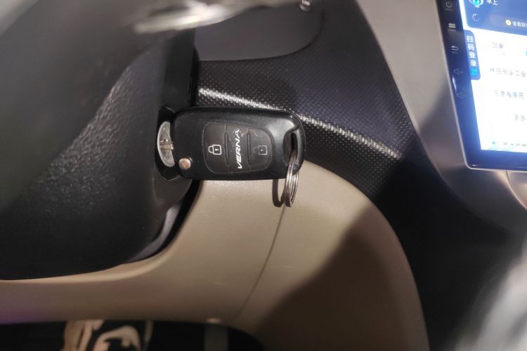 现代 瑞纳 2014款 1.4L 自动智能型GLS中控内饰7001