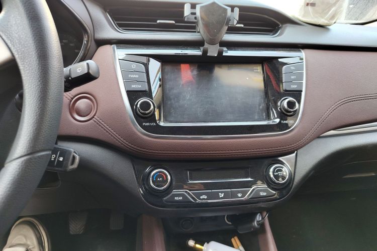 长安 凌轩 2017款 1.6L 手动幸福型中控内饰16