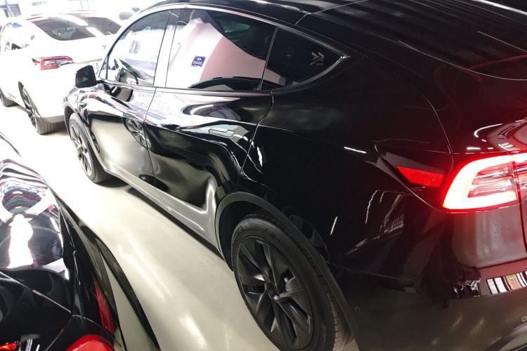 特斯拉 Model Y 2023款 长续航全轮驱动版车身外观4