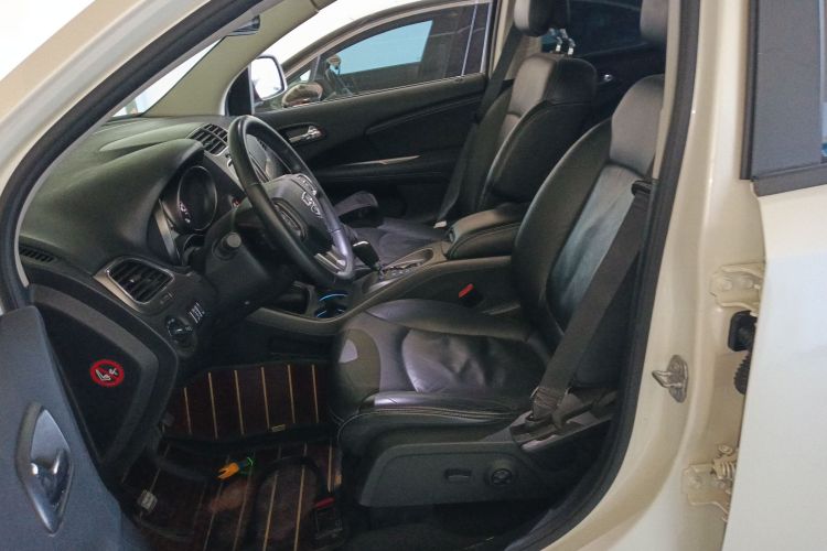 道奇 酷威 2016款 2.4L 两驱旅行版中控内饰19