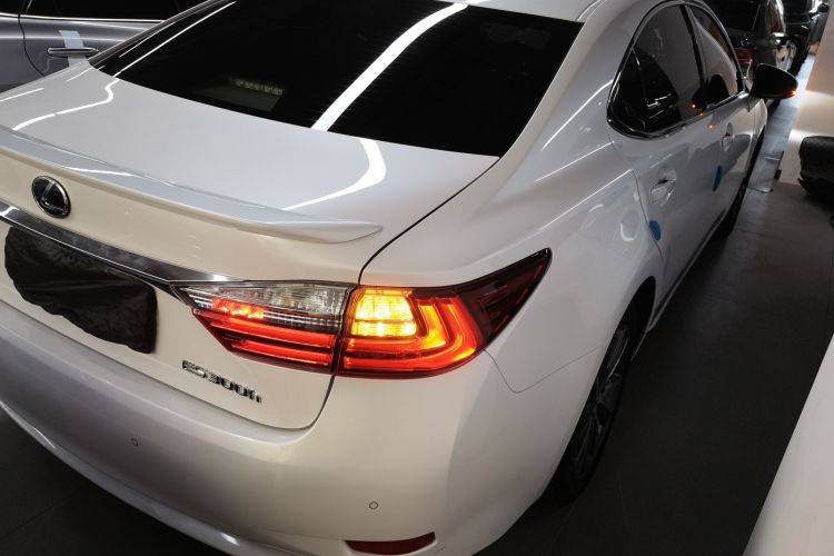 雷克萨斯ES 2015款 300h 舒适版车身外观7