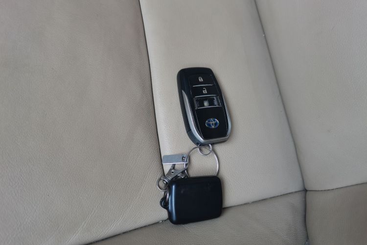 丰田 卡罗拉 2016款 双擎 1.8L E-CVT精英版中控内饰11