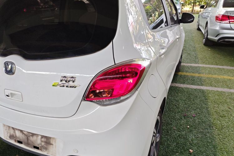 长安欧尚 奔奔E-Star 2021款 国民版 心悦版（快充版）磷酸铁锂（31.18kWh）车身外观9