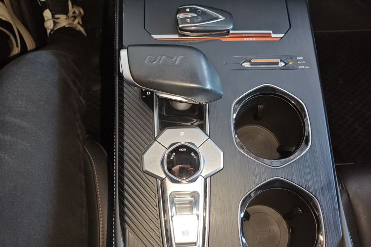 长安UNI-K 2021款 2.0T 全轮驱动尊贵型局部细节18