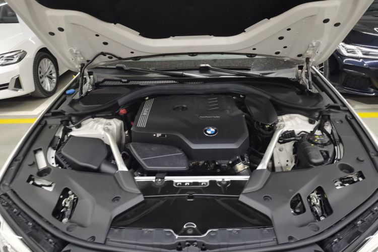 宝马5系 2022款 改款二 525Li 豪华套装机舱底盘24