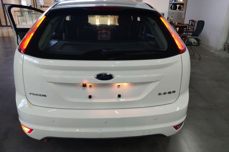 福特 福克斯 2013款 两厢经典 1.8L 手动百万纪念版车身外观6